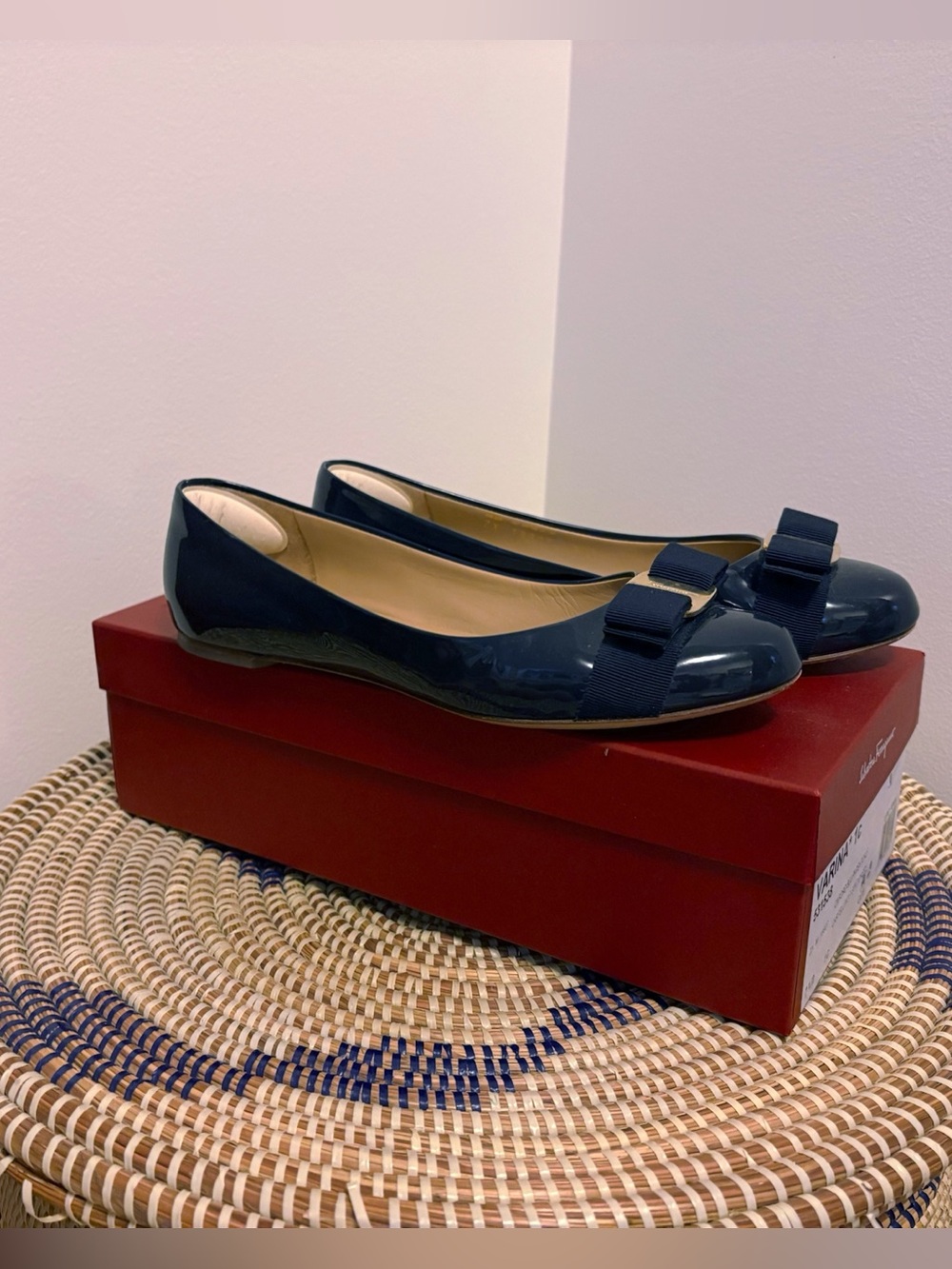 SALVATORE FERRAGAMO Varina Patent Navy Blue Leather Bow Ballet Flats EUC Sz 7.5 - Picture 4 of 12